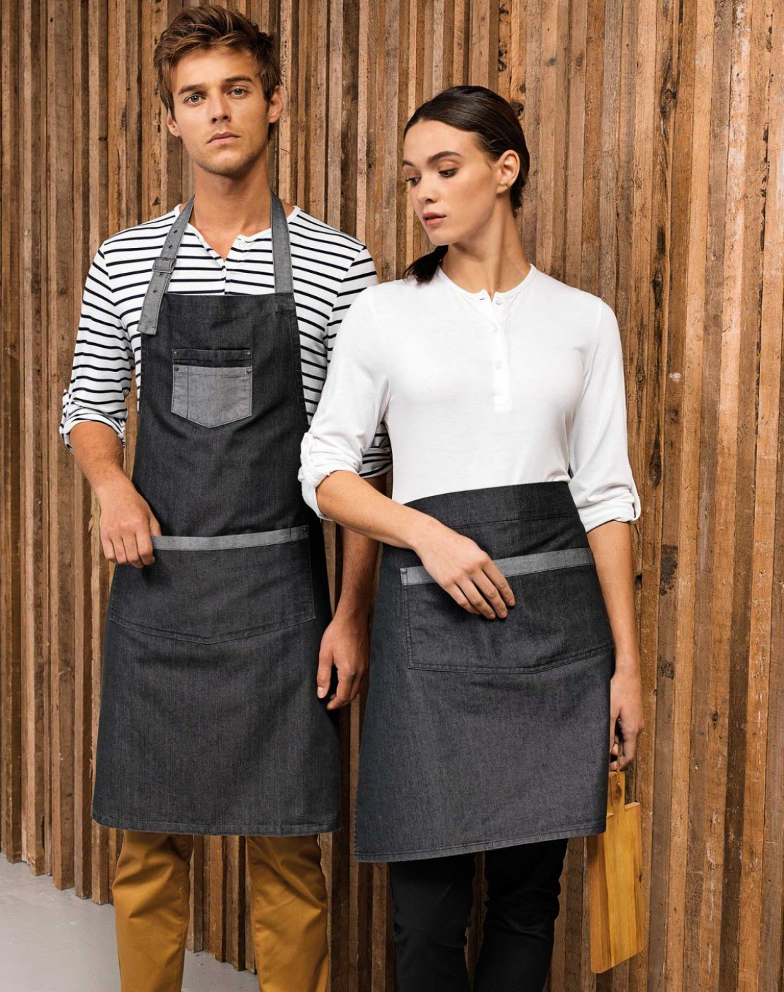 SorturiPersonalizate.ro - Sort ospatar, model mediu, tip fusta cu buzunar contrast, din jeans - denim
