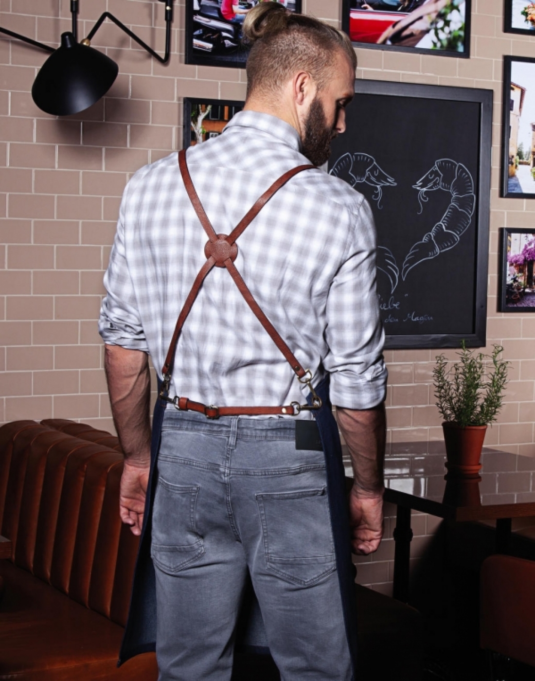 SorturiPersonalizate.ro - Sort ospatar, cu pieptar din jeans si barete piele in X