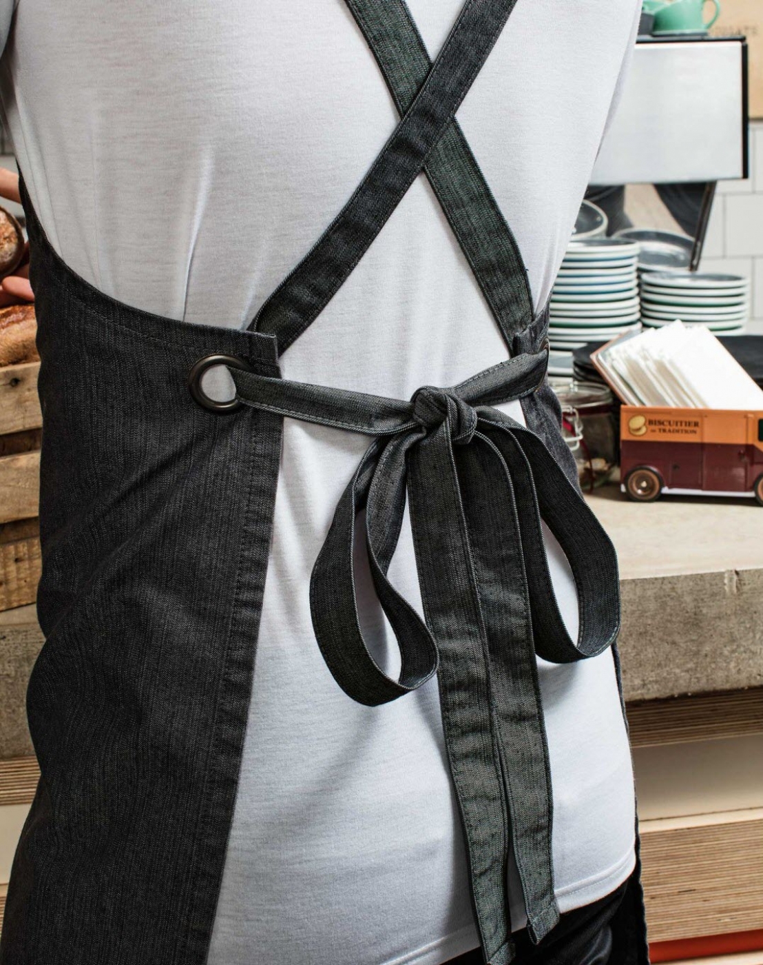 SorturiPersonalizate.ro - Sort ospatar, cu pieptar, din jeans si barete in X