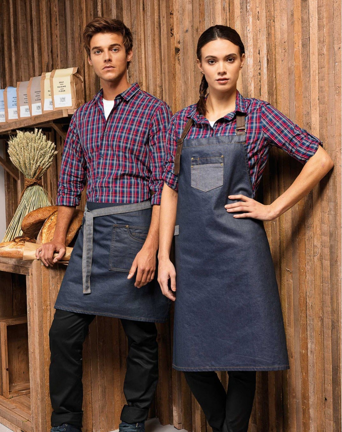 SorturiPersonalizate.ro - Sort ospatar, model cu pieptar din jeans impermeabil si piele ecologica