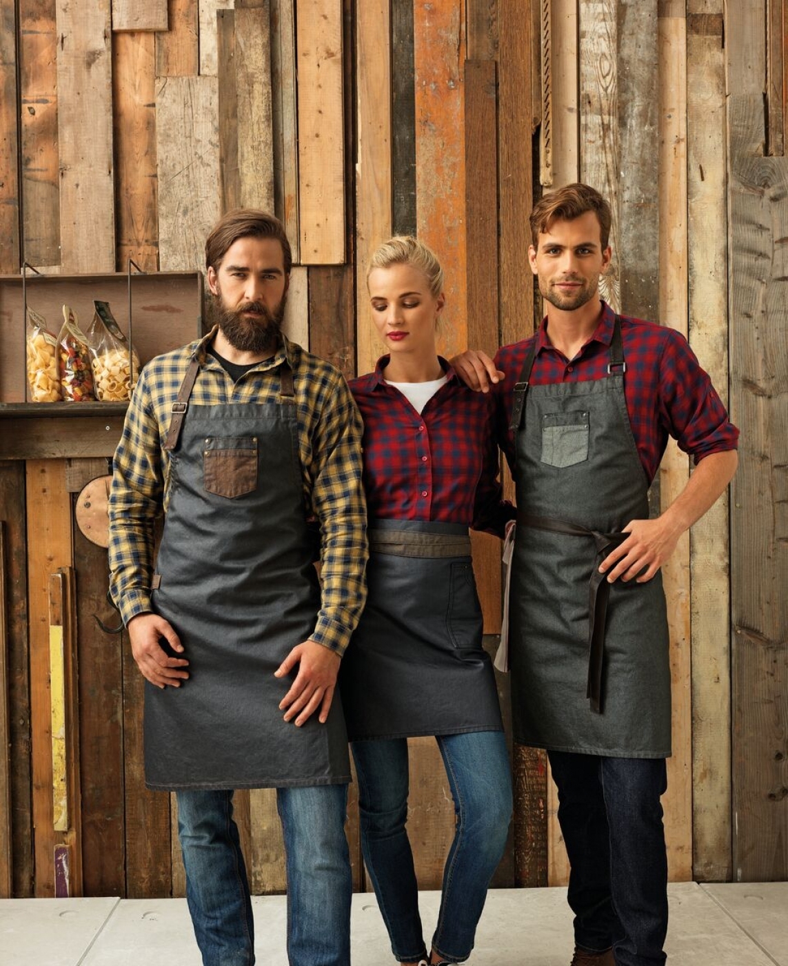 SorturiPersonalizate.ro - Sort ospatar, model cu pieptar din jeans impermeabil si piele ecologica
