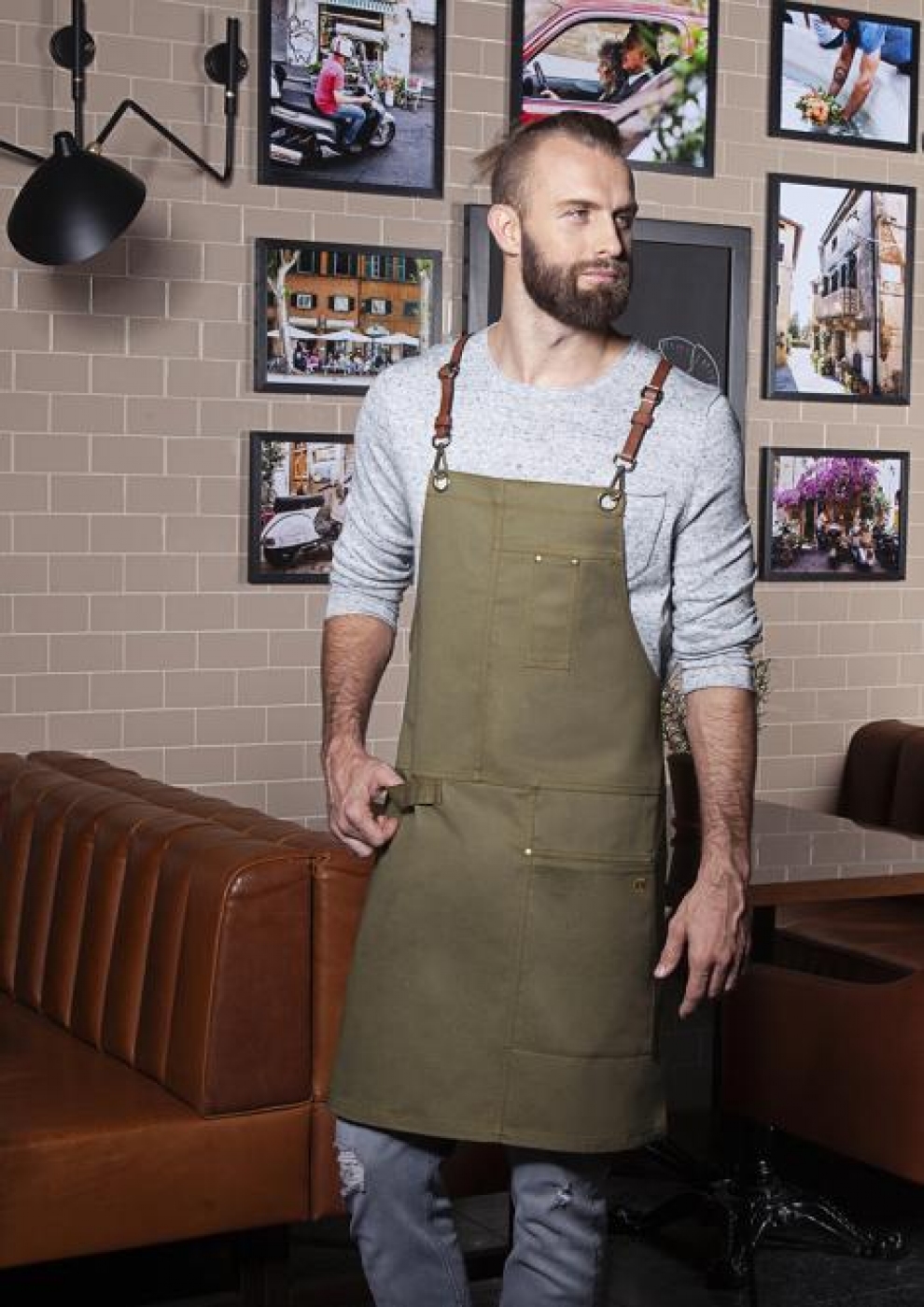 SorturiPersonalizate.ro - Sort ospatar, model bistro, cu pieptar si barete piele in X