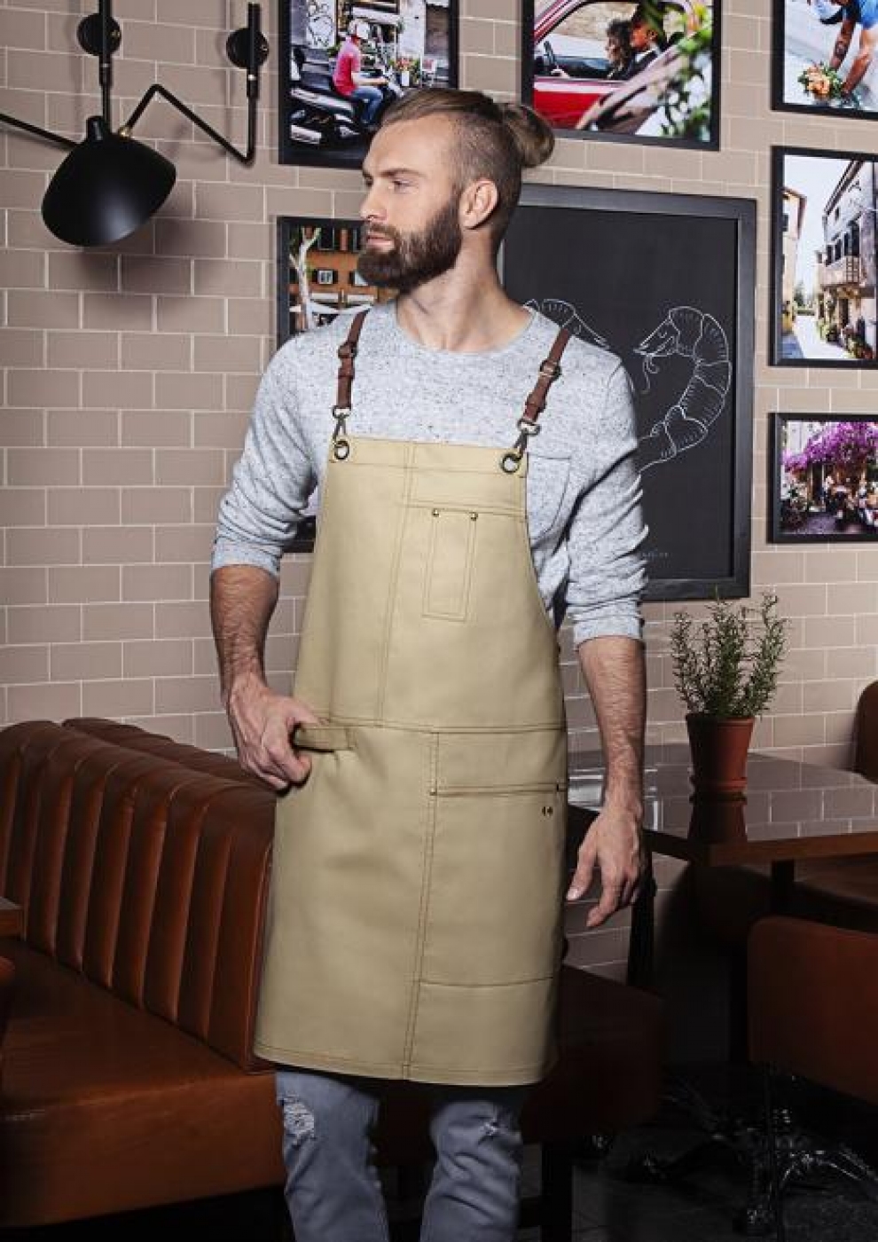 SorturiPersonalizate.ro - Sort ospatar, model bistro, cu pieptar si barete piele in X